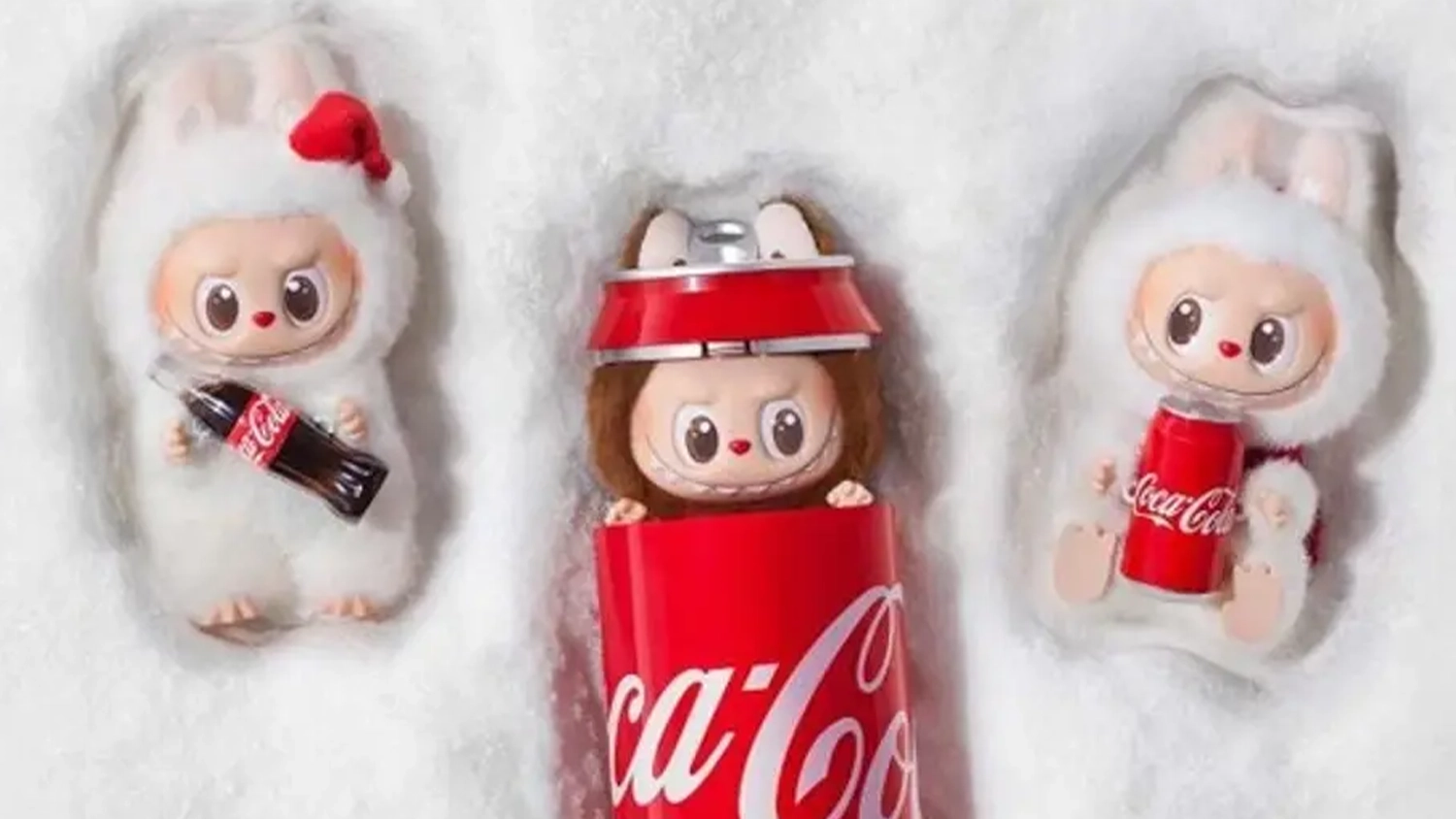 Tři postavičky Labubu v sérii Coca-Cola