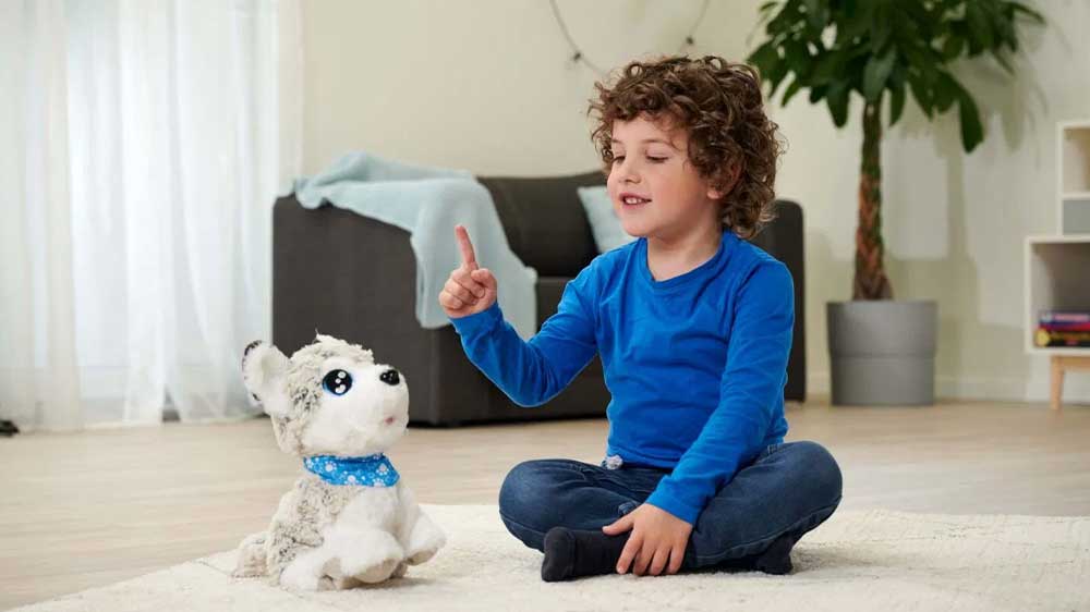 Chlapec hrající si s interaktivním plyšovým pejsekem Simba Toys Happy Husky _02