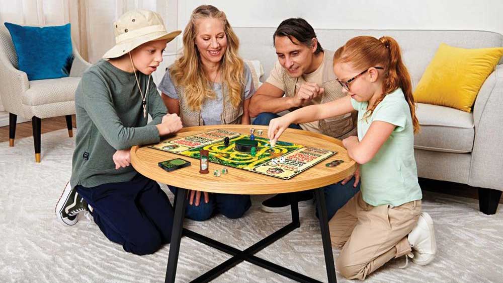 Rodina hrající deskovou hru Jumanji Spin Master 106063736_02