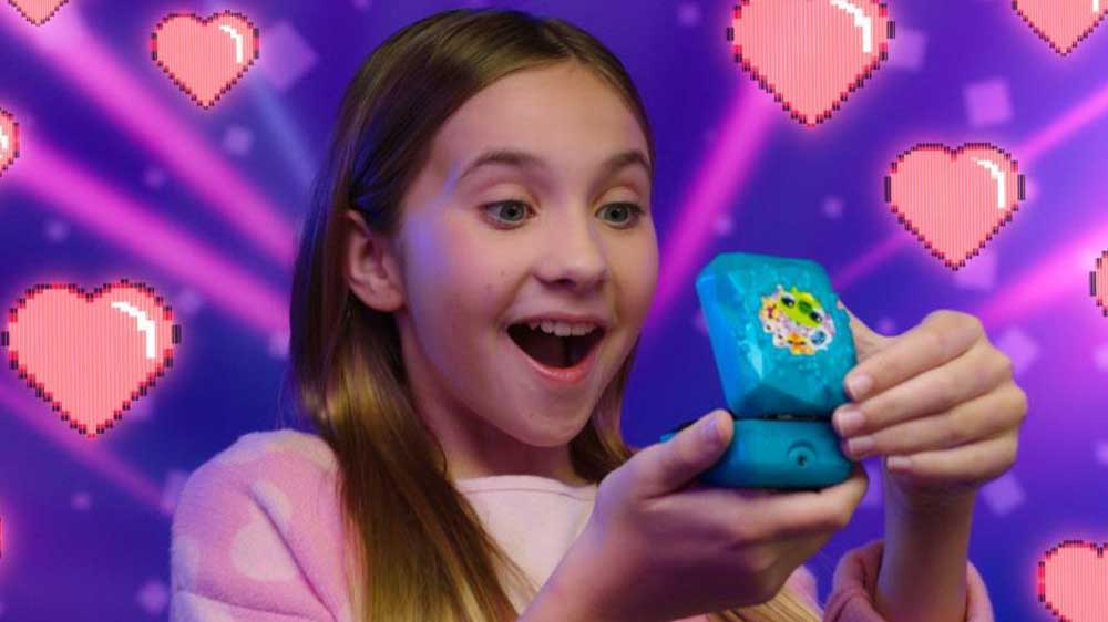Dívka hrající si s Bitzee Magical Spin Master_2