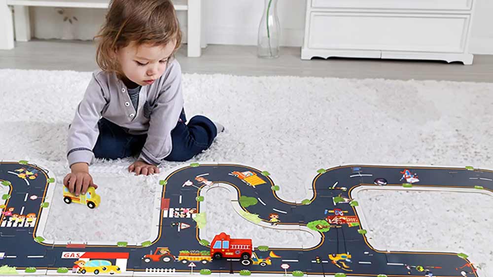 D&iacute;tě hraj&iacute;c&iacute; si s autem na puzzle Tooky Toy TH103_02