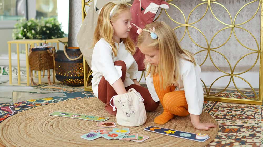 Děti vytahující si dílek za sáčku Tooky Toy_02