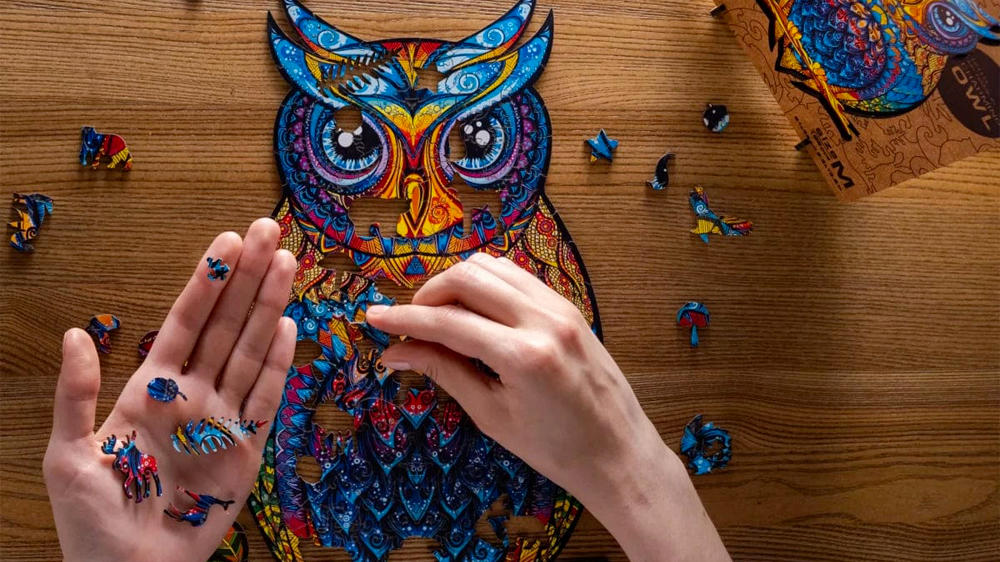 Žena skládá dřevěné puzzle Unidragon Charming Owl_02