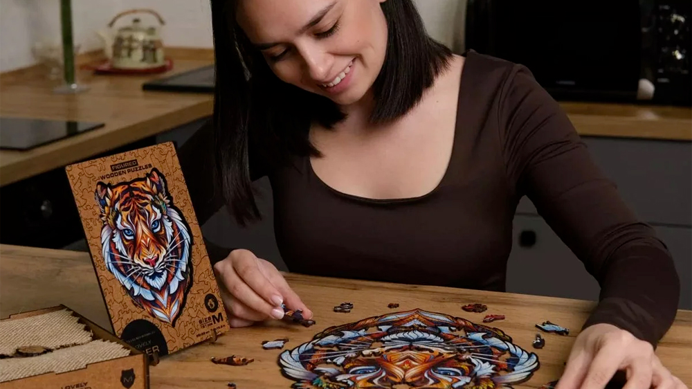 Žena skládá dřevěné puzzle Unidragon Lovely Tiger_02