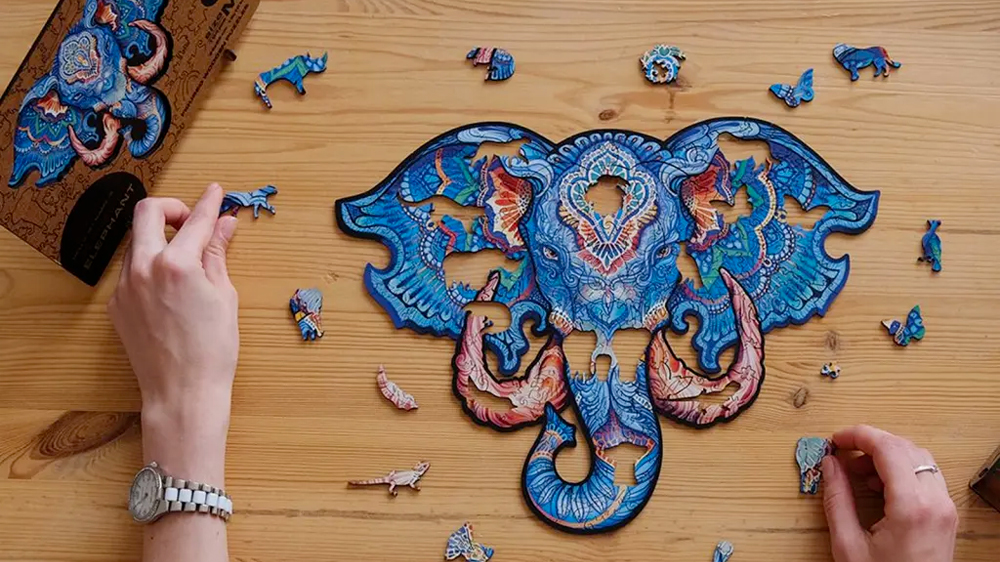 Žena skládá dřevěné puzzle Unidragon Eternal Elephant_03