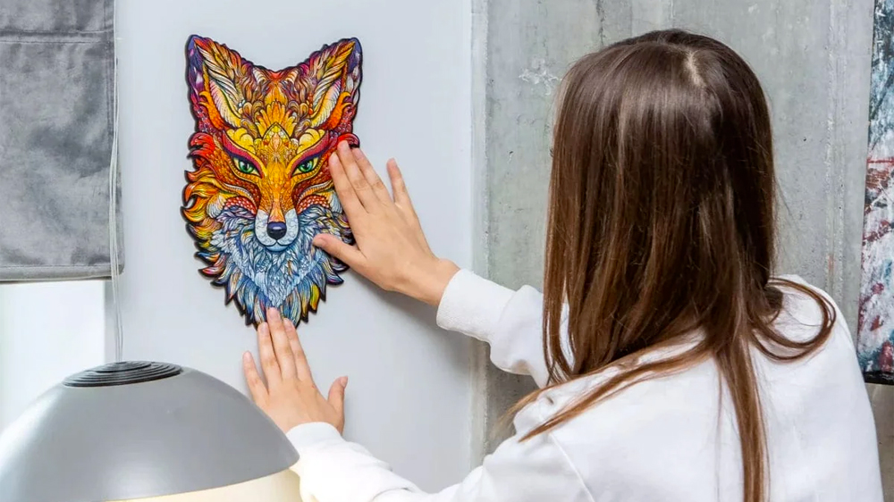 Dívka dávající na zeď dřevěné puzzle Unidragon Fiery Fox_03