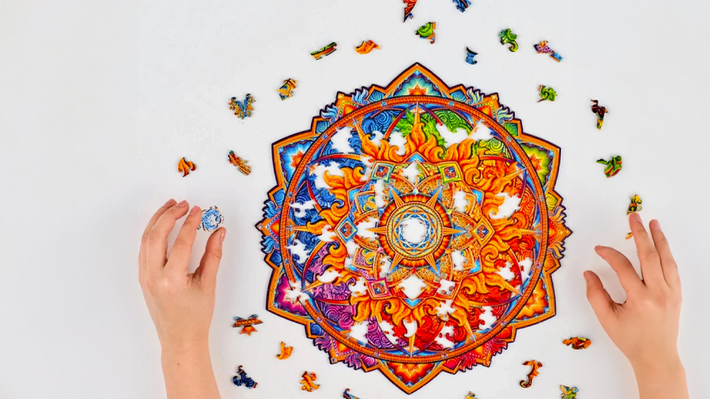 Člověk skládající puzzle Mandala Nascent Sun_02