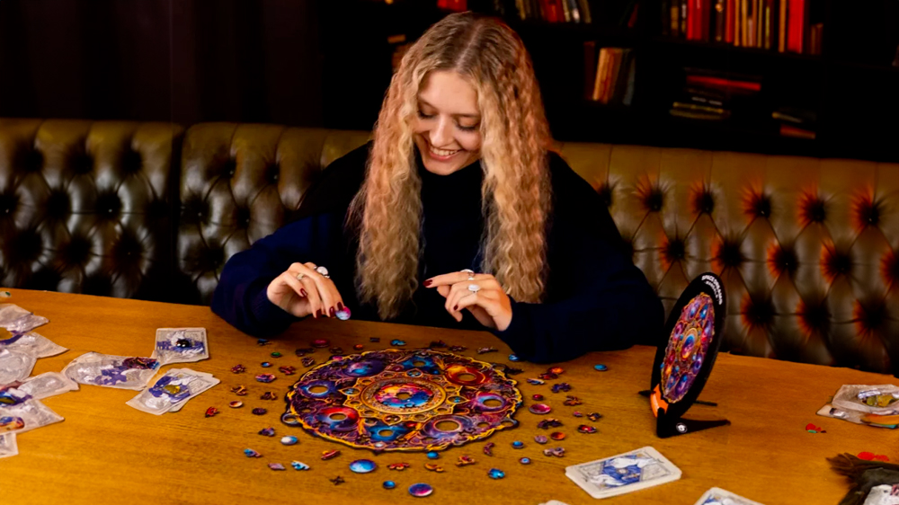 Žena skládá puzzle Unidragon Mandala Space Dreams KS_02