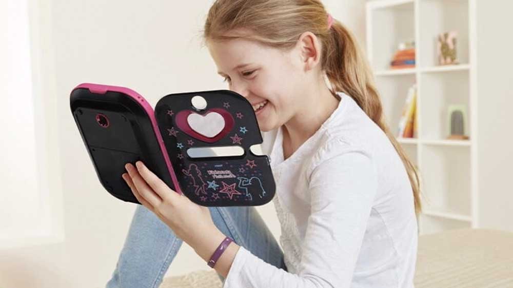Smějící se dívka s otevřeným tajným deníkem VTECH ME 80163679 v rukou_02