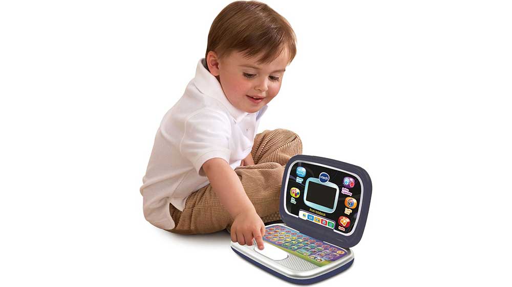 Malý chlapec hrající si s Prvním notebookem VTECH ME 80163928_02