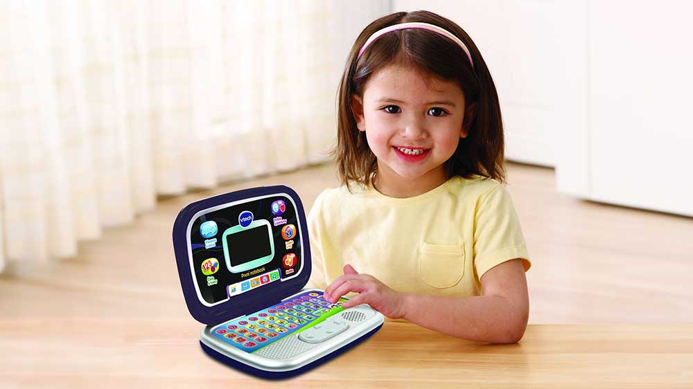 Holčička hrající si s Prvním notebookem VTECH ME 80196328_03