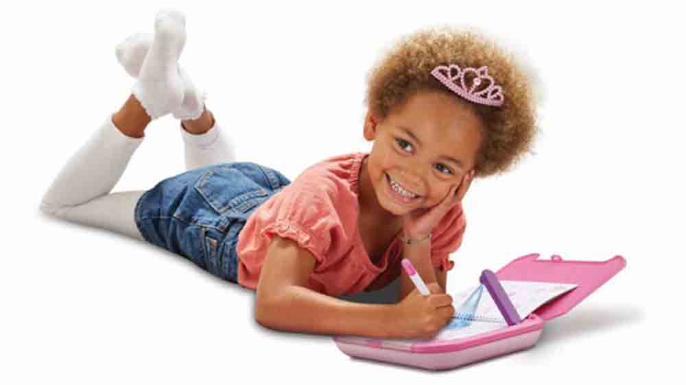 Mal&eacute; děvč&aacute;tko se z&aacute;pisn&iacute;kem VTECH_02