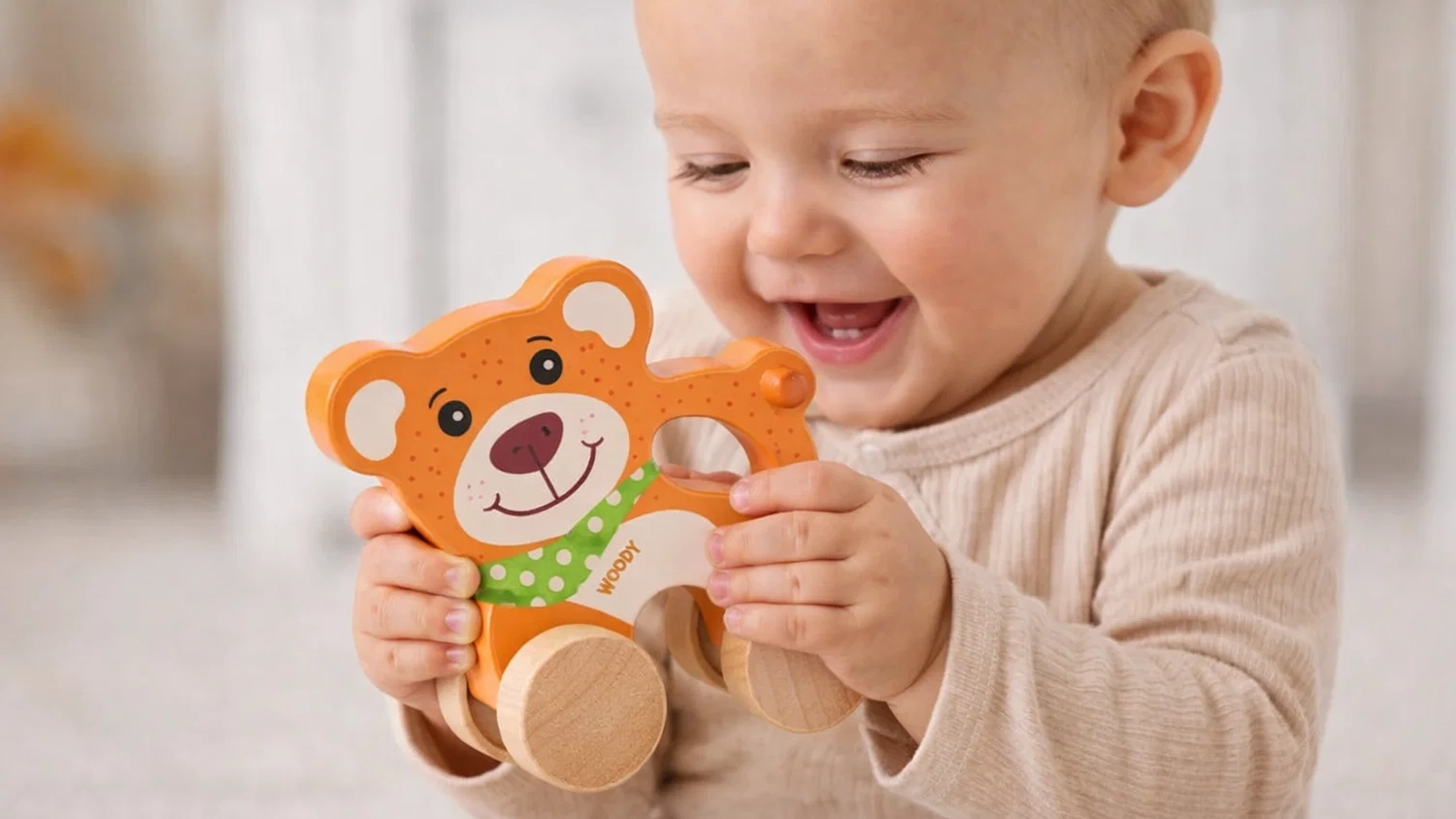 D&iacute;tě si hraje v pokoj&iacute;čku s medvědem na kolečk&aacute;ch