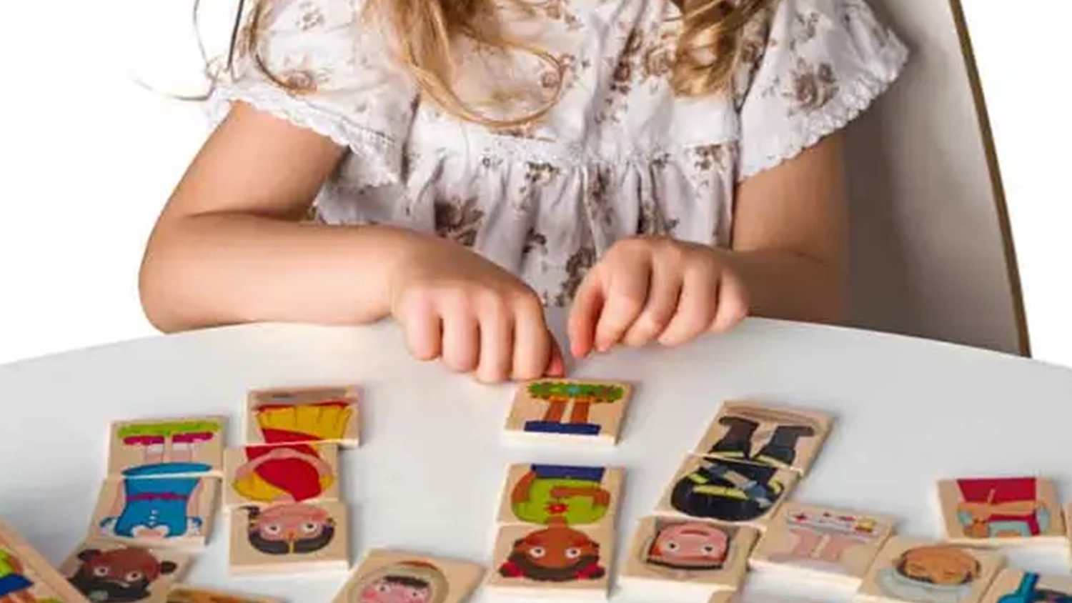 Holčička si u stolu hraje s puzzlemi_02