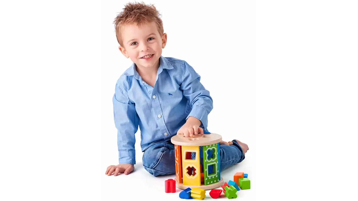 Chlapeček si hraje s V&aacute;lcem s tvary Woody na podlazey