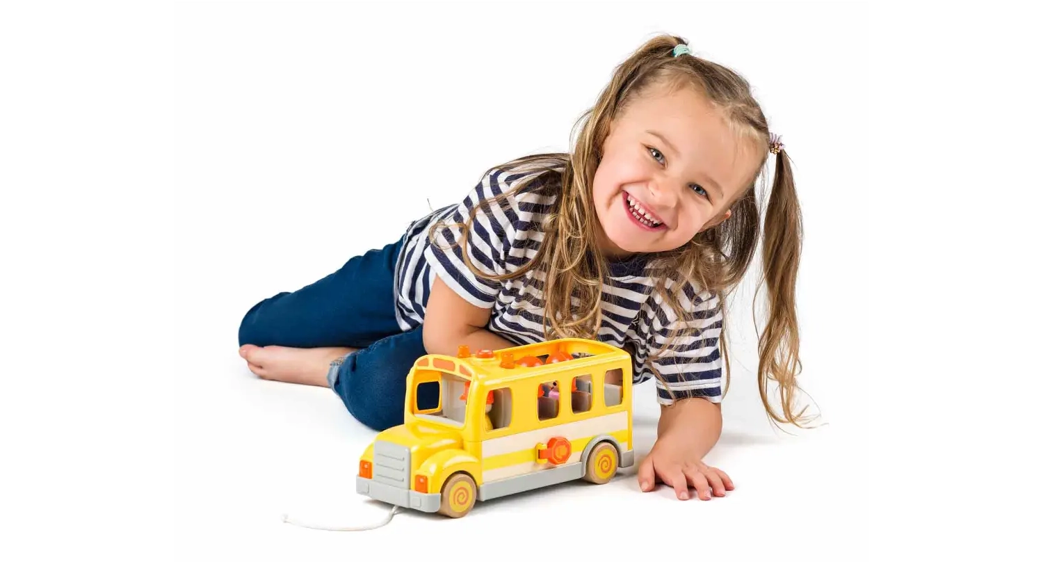 D&iacute;tě si&nbsp;hraje se&nbsp;&scaron;koln&iacute;m autobusem Woody