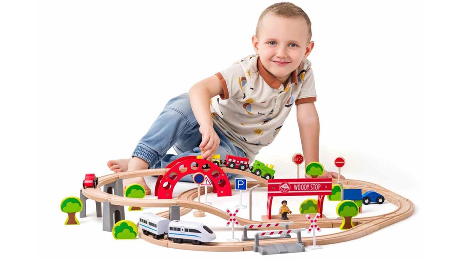 Chlapeček si hraje s Vláčkodráhou Woody na podlaze