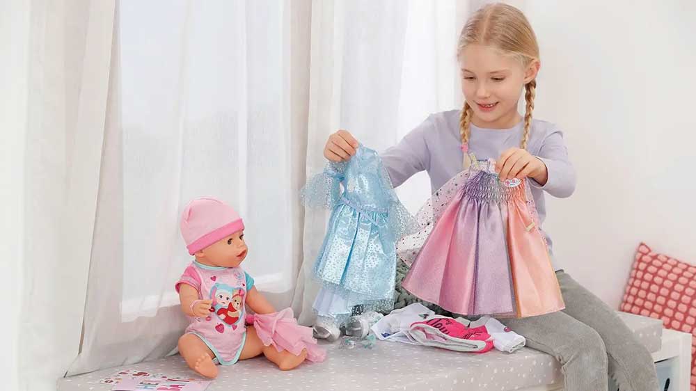 Mal&aacute; holčička si hraje s panenkou ZAPF BABY born Emma 12834800_02