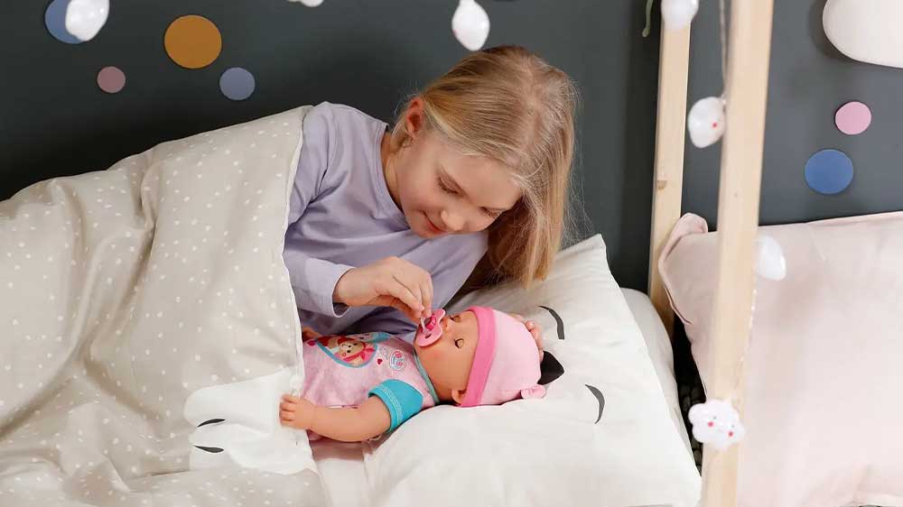 Mal&aacute; holčička si hraje s panenkou ZAPF BABY born Emma 12834800_03