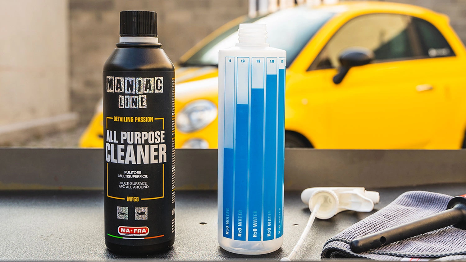 Univerz&aacute;lny čistič Maniac 500 ml (MF-68) v autodielni na stole