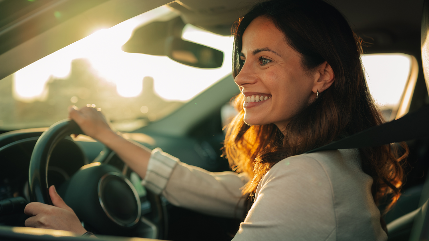 Usmiata žena v aute Mladá žena řídit auto, pocit svobody