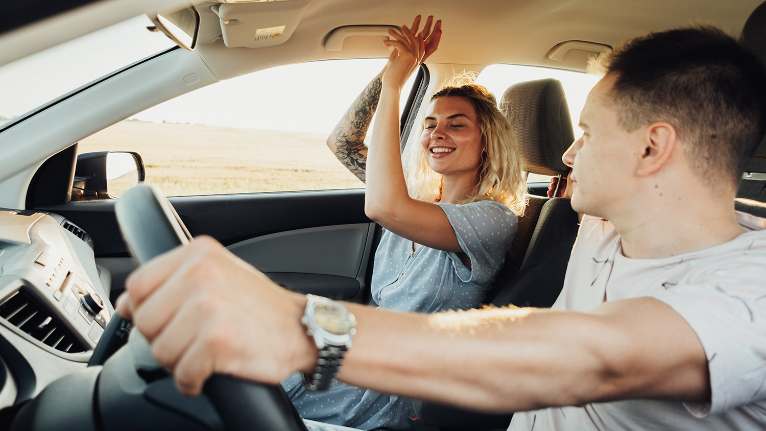 Ľudia si spievajú v aute Happy Couple Enjoying Road Trip Young Stock fotografie 2212774439 | Shutterstock