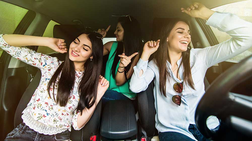 Tři dívky zpívají v autě_02