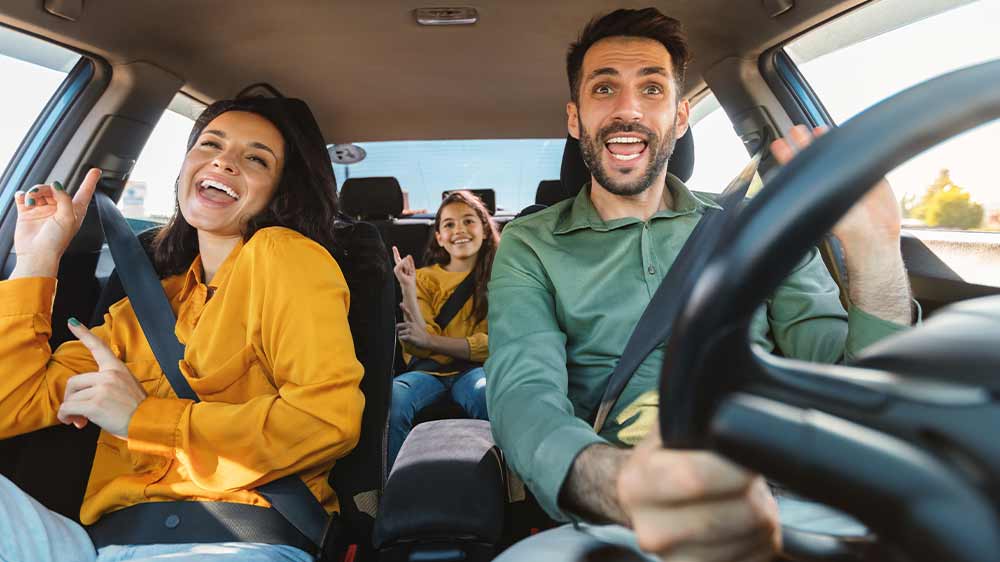 Rodina poslouchající hudbu v autě_02