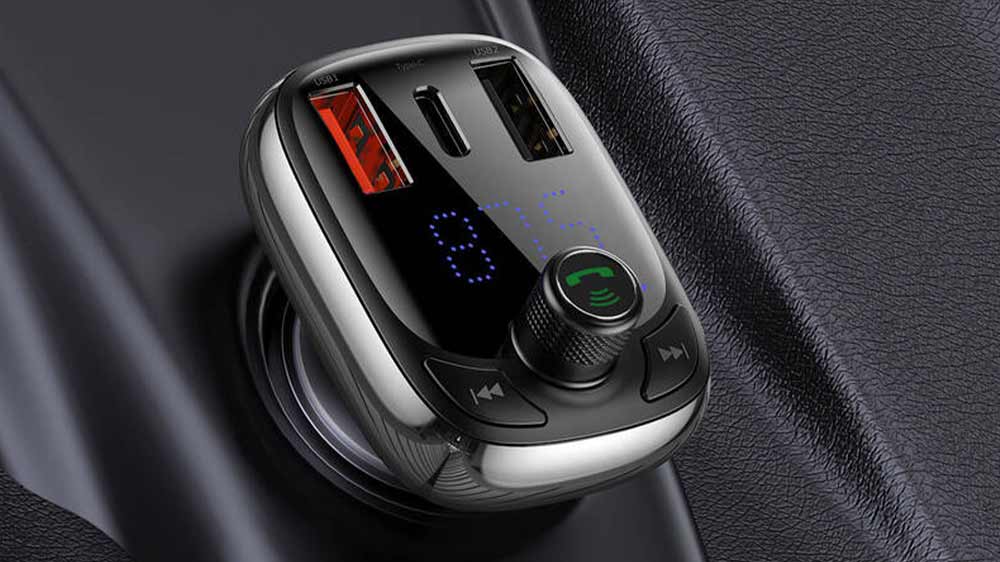 FM Transmitter Baseus S13 zapojený do zapalovače_03