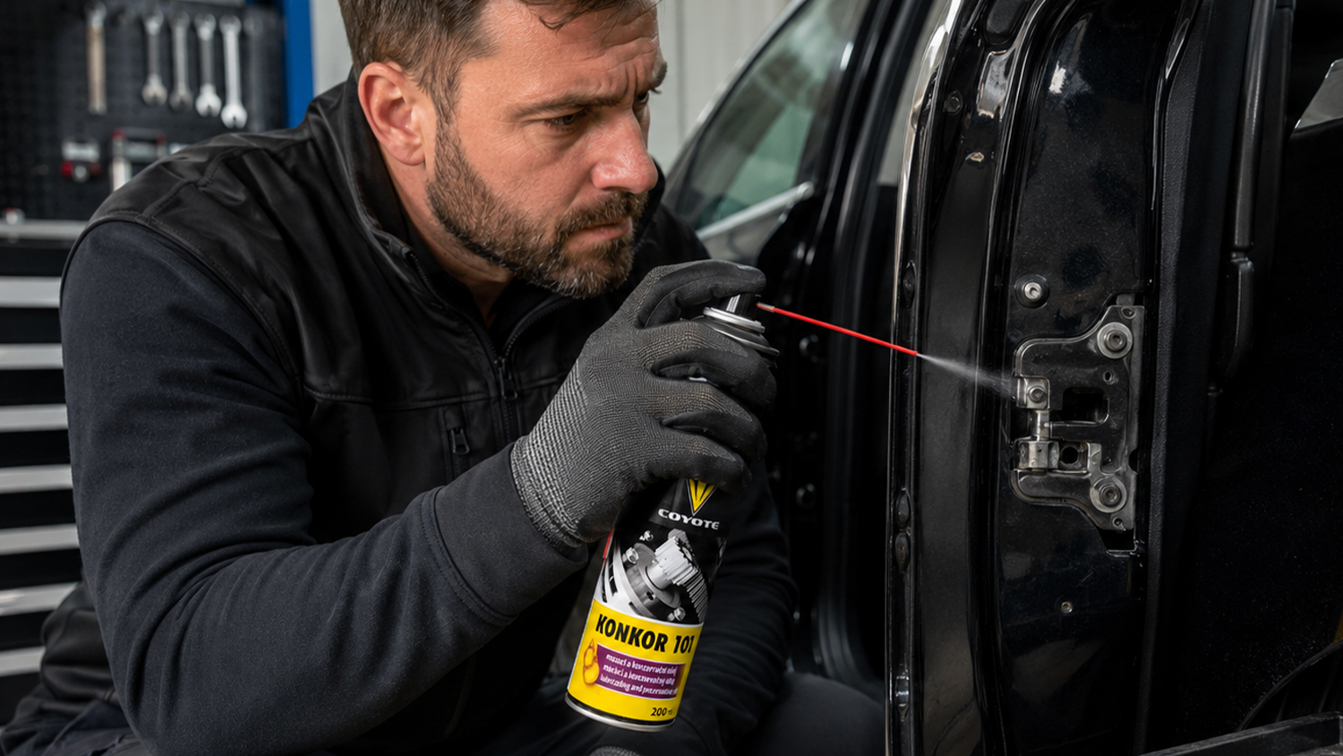 Muž maže pánt mazivom Coyote Konkor 101 200 ml