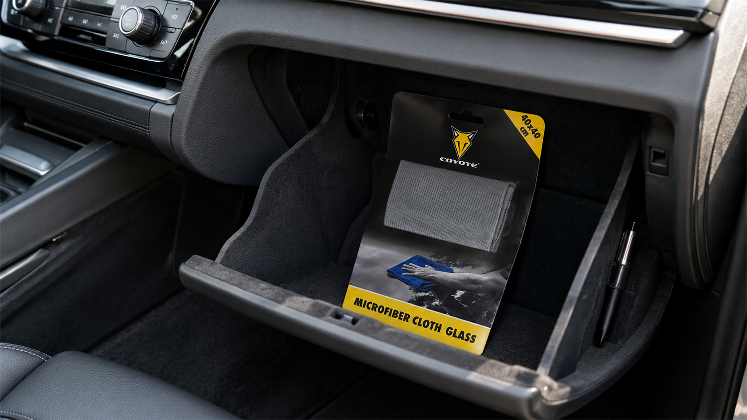 Mikrovl&aacute;knov&aacute; utierka Coyote v priehradke automobilu