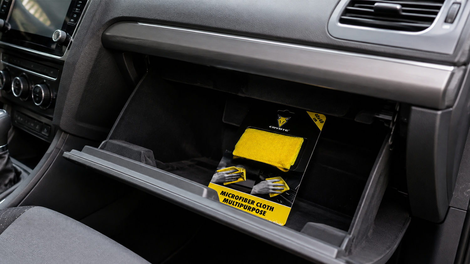 Mikrovl&aacute;knov&aacute; utierka Coyote v priehradke automobilu