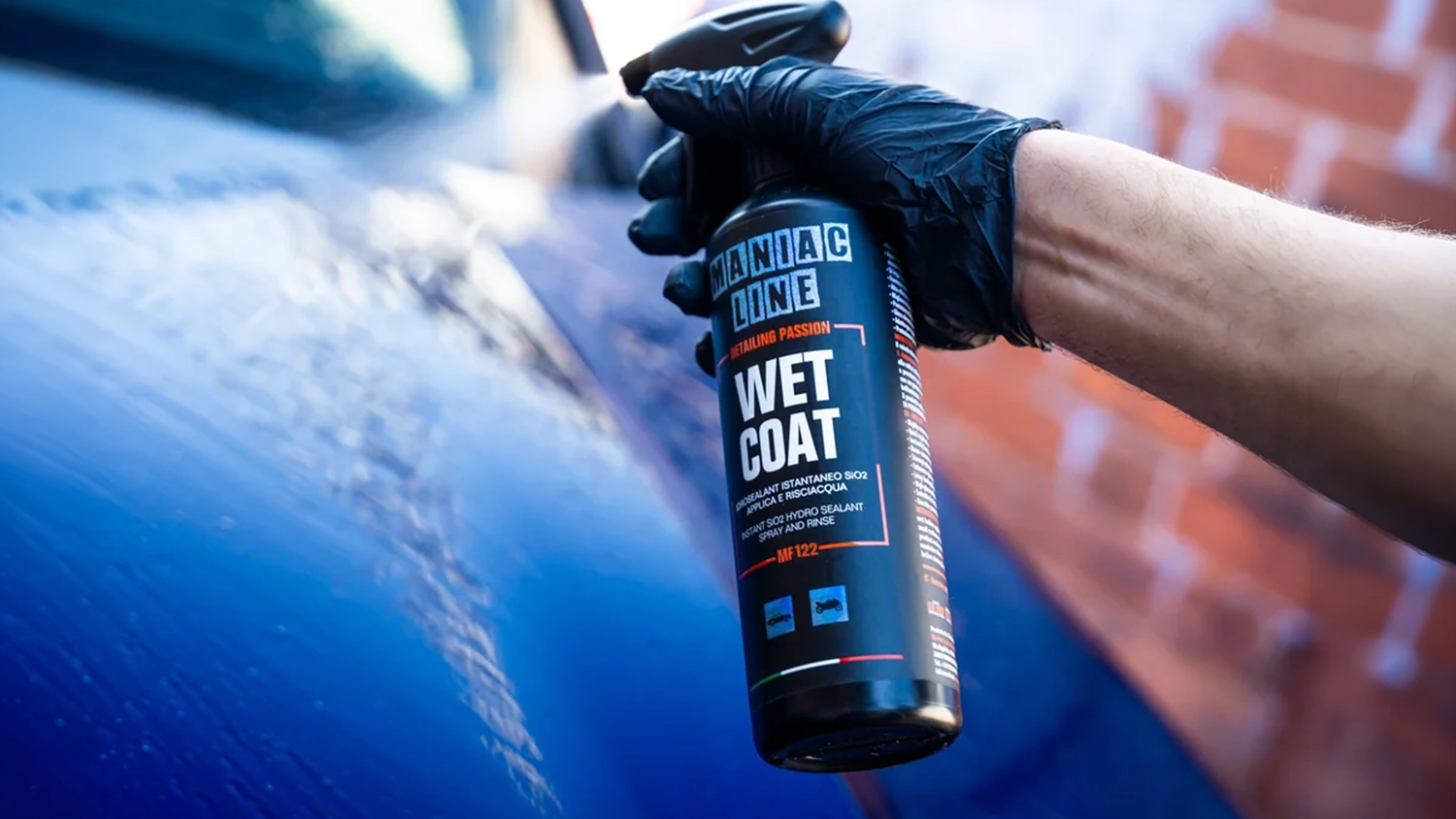Ruka v gumovej rukavici nan&aacute;&scaron;a lesk na mokr&eacute; použitie MANIAC 500 ml (MF-122) na kapotu auta