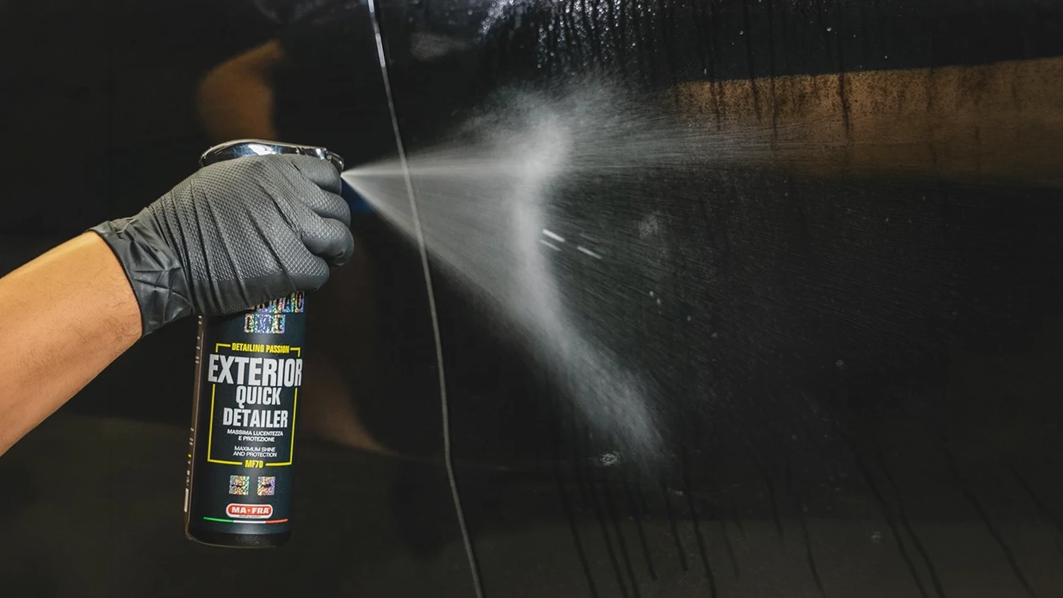 Muž strieka prostriedok na čistenie exteriéru MANIAC 500 ml (MF-70) na kapotu auta