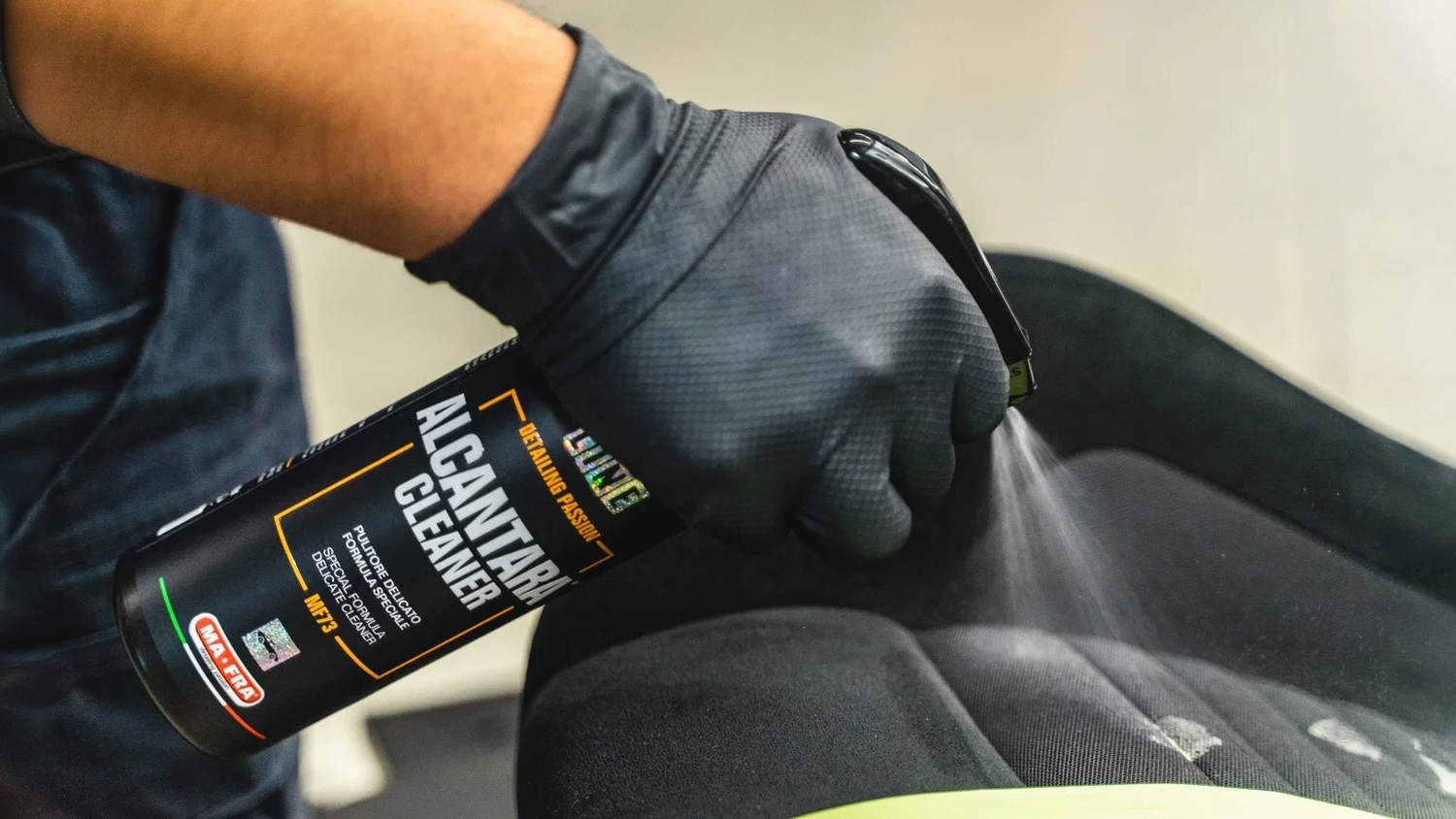 Muž nastrieka čistič interiéru MANIAC Alcantary 500 ml (MF-73) na sedadlo auta