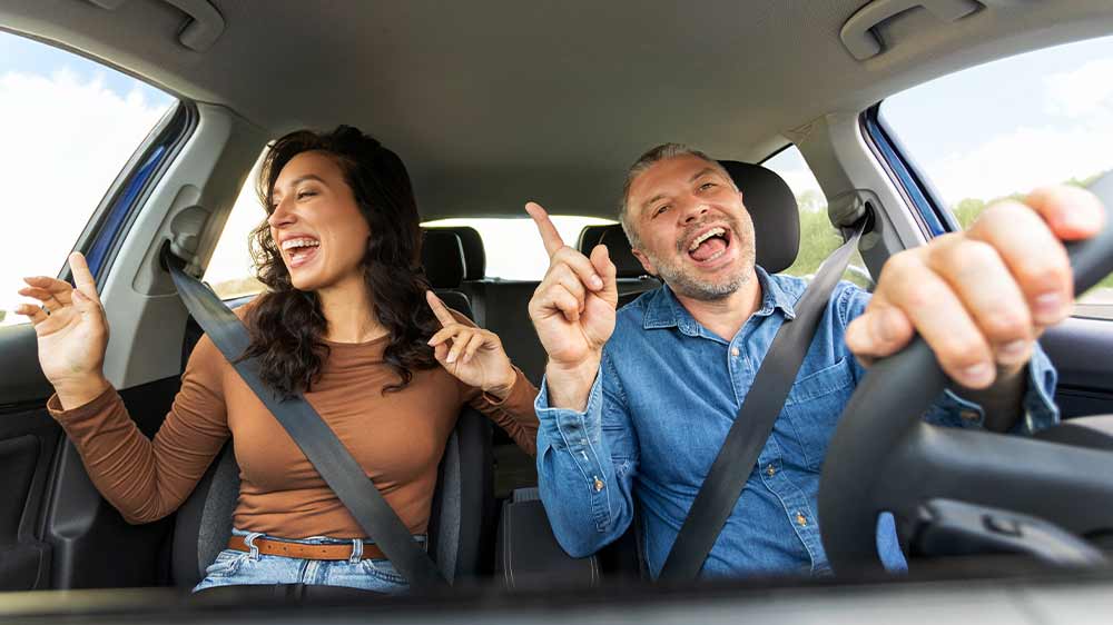 Pár poslouchá hudbu v autě_03