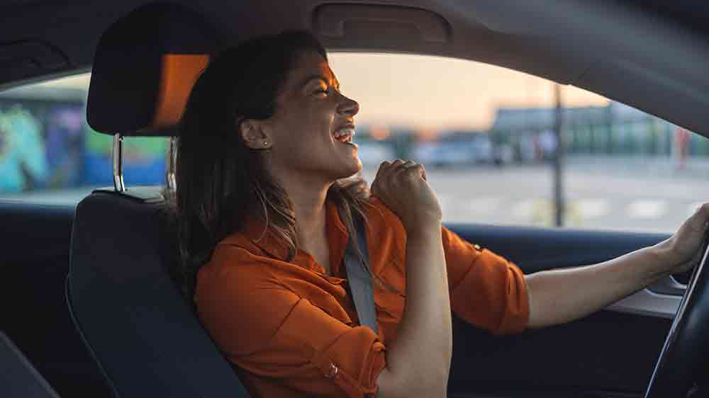 Žena spievajúca v aute_03