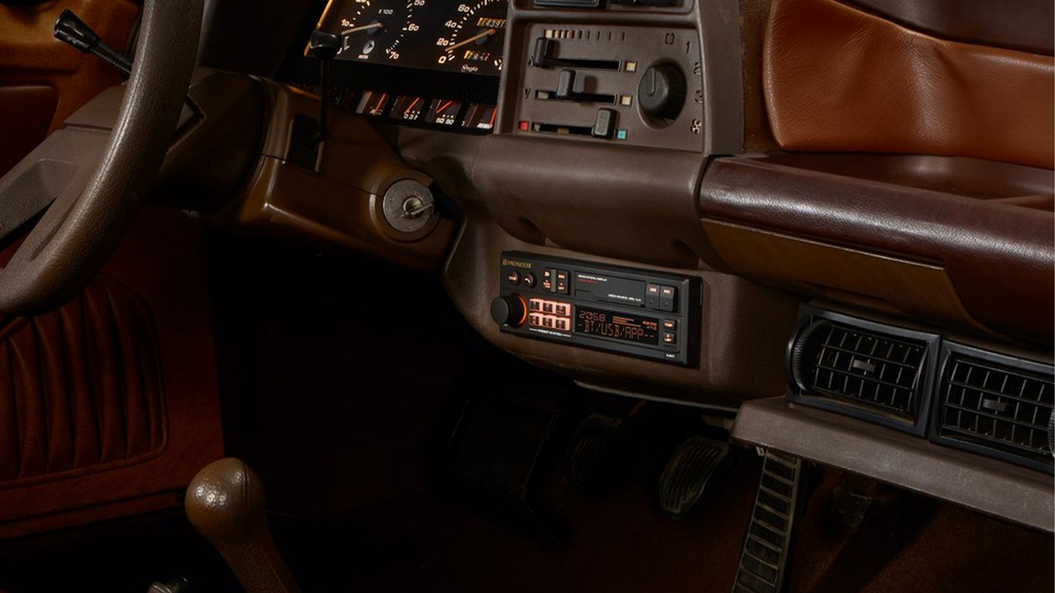 Autorádio Pioneer SXT-C10PS v aute
