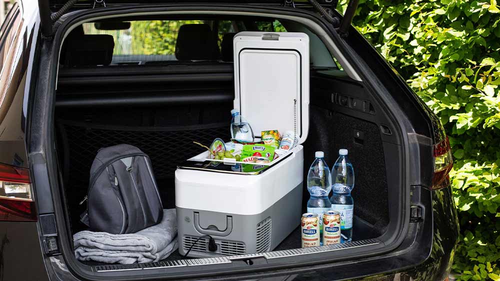 Otevřená autochladnička Rohnson R-4026 Igloo Box plná jídla v kufru auta_02
