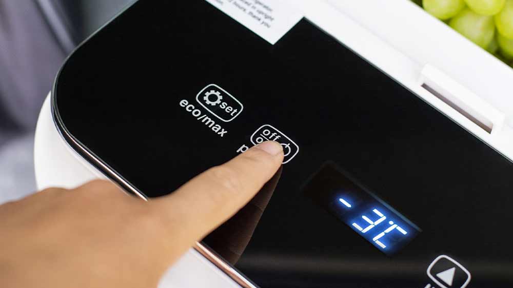 Člověk nastavuje teplotu autochladničky Rohnson R-4026 Igloo Box_03