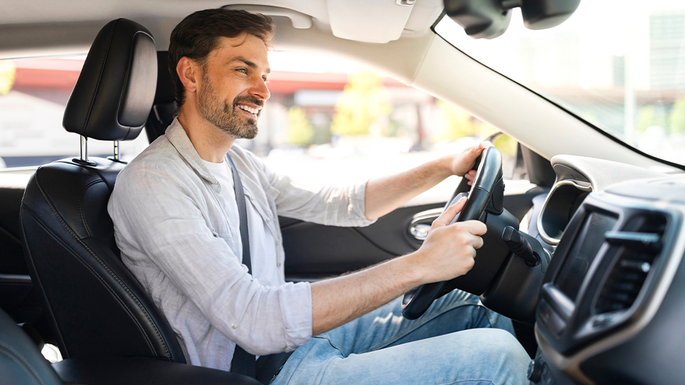 Usm&iacute;vaj&iacute;c&iacute; se muž jedouc&iacute; v autě _03