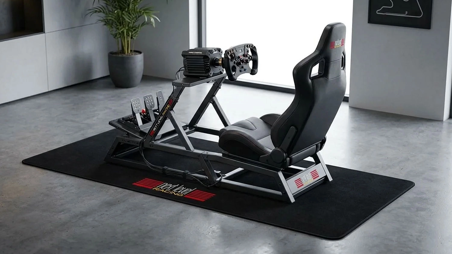 Čierna podložka Next Level Racing Floor Mat s logom pod pretekárskym kokpitom so sedadlom a volantom.