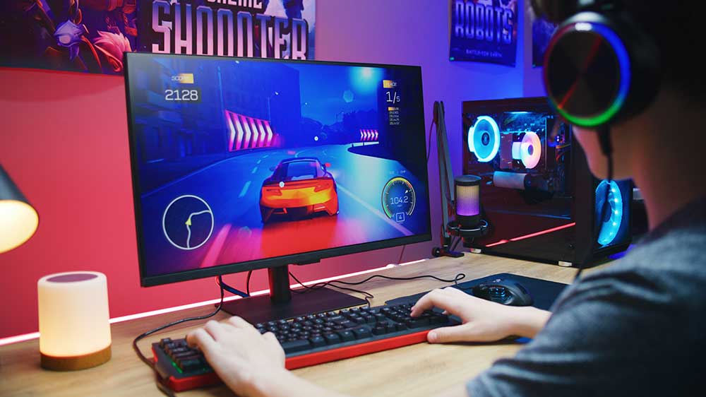 Muž hraje počítačové hry, sedící na židli Cougar_02