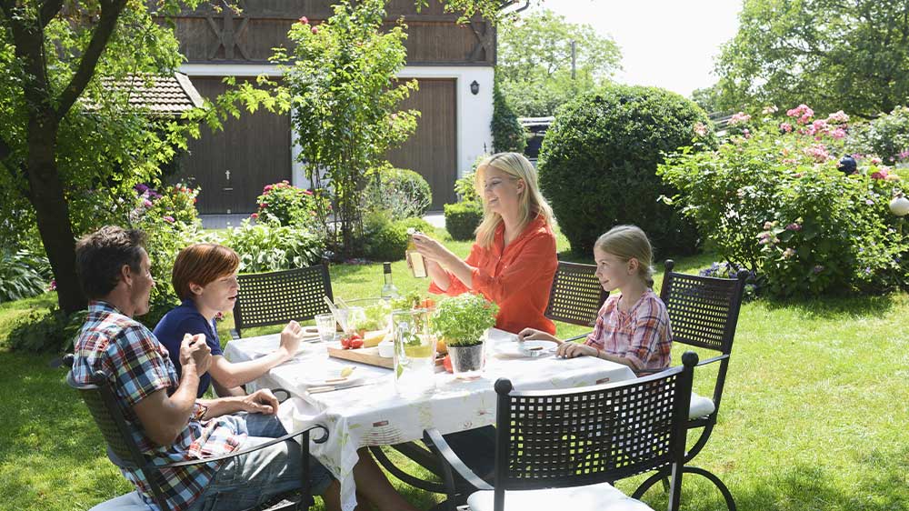 Rodina sedící na zahradě_02