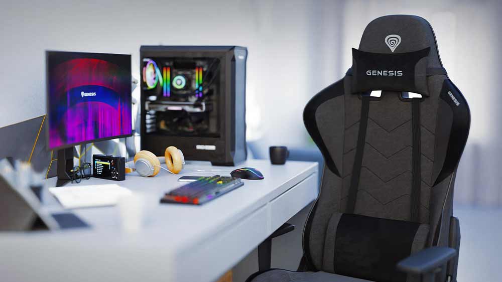 Hern&iacute; židle Genesis NITRO 550 G2 u hern&iacute;ho stolu_02