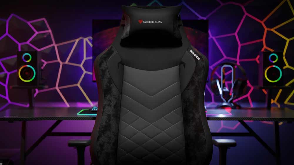 Hern&iacute; židle Genesis Nitro 890 G2 před hern&iacute;m stolem_02