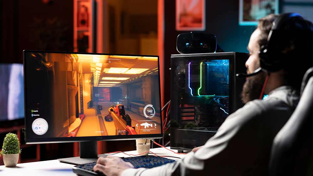 Muž hraje hru na počítači_03