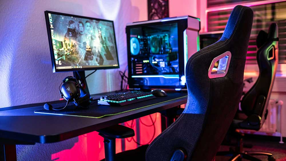 Herní židle v místnosti s počítačem_02