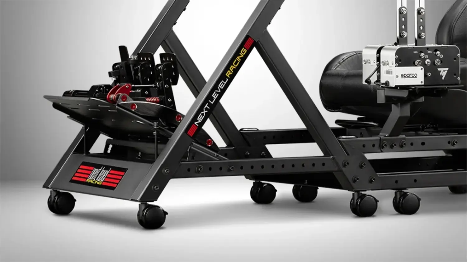 Př&iacute;davn&aacute; kolečka Next Level Racing NLR-A007 instalovan&aacute; na kokpitu