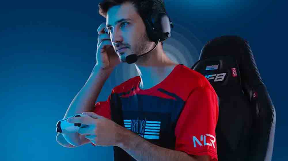 Gamer při hře na židli s mas&aacute;žn&iacute; podložkou Next Level Racing HF8 Haptic Feedback Gaming Pad